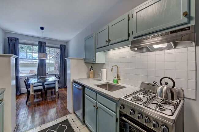 Building Photo - 518 Lamar Ave