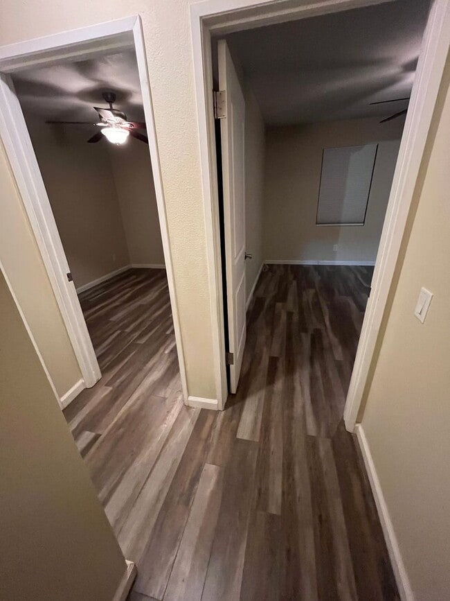 Building Photo - Darling 2+2 Condo W/Views + Amenities in g...
