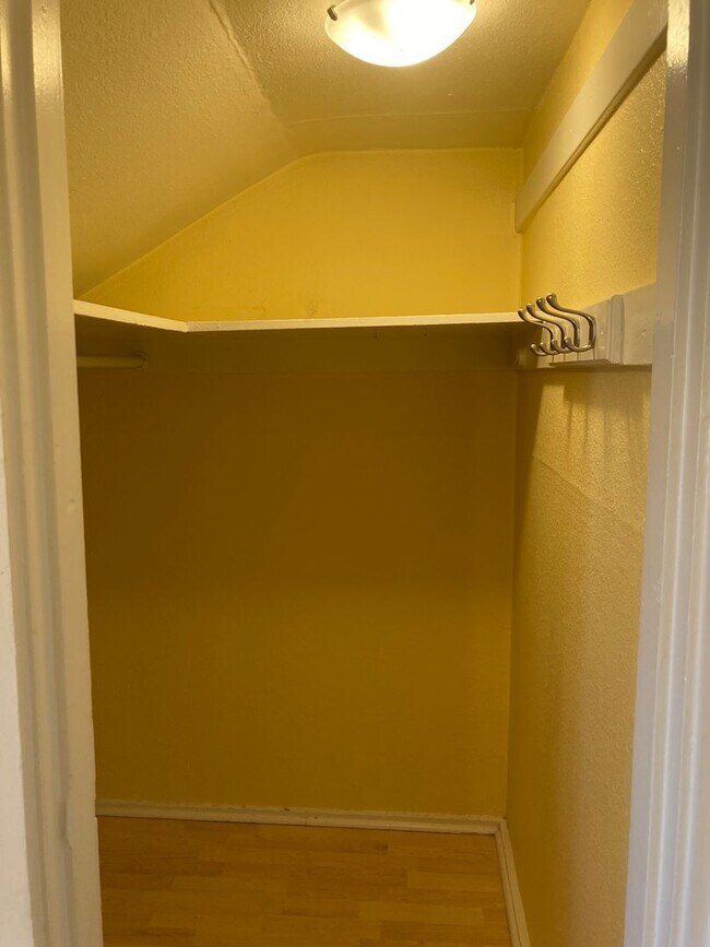 Building Photo - Charming 2nd Level Apartment