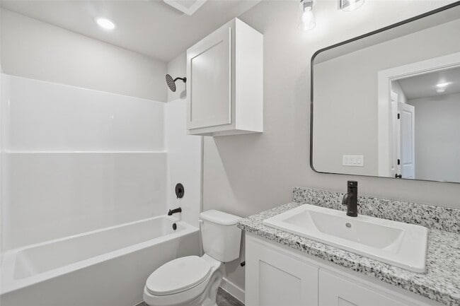 Building Photo - 2892 Glennster St