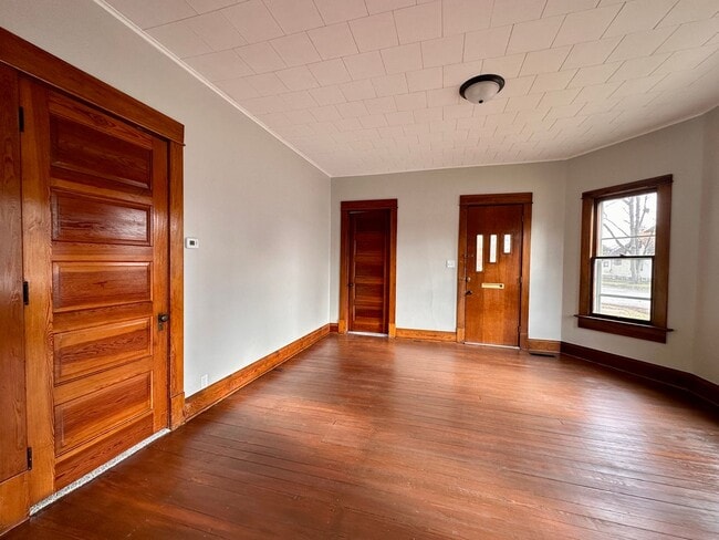 Building Photo - Updated 2-Bedroom Home with Modern Upgrade...