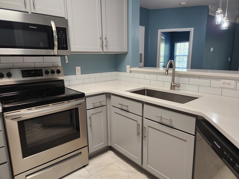 Building Photo - 2021 Basildon Rd