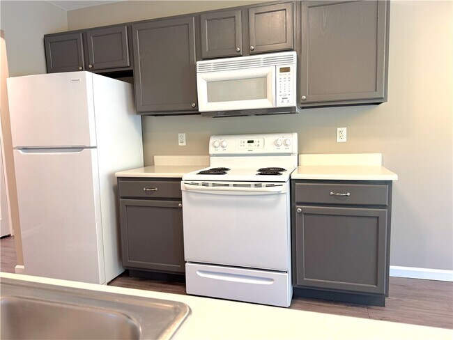Building Photo - 17 Windridge Dr