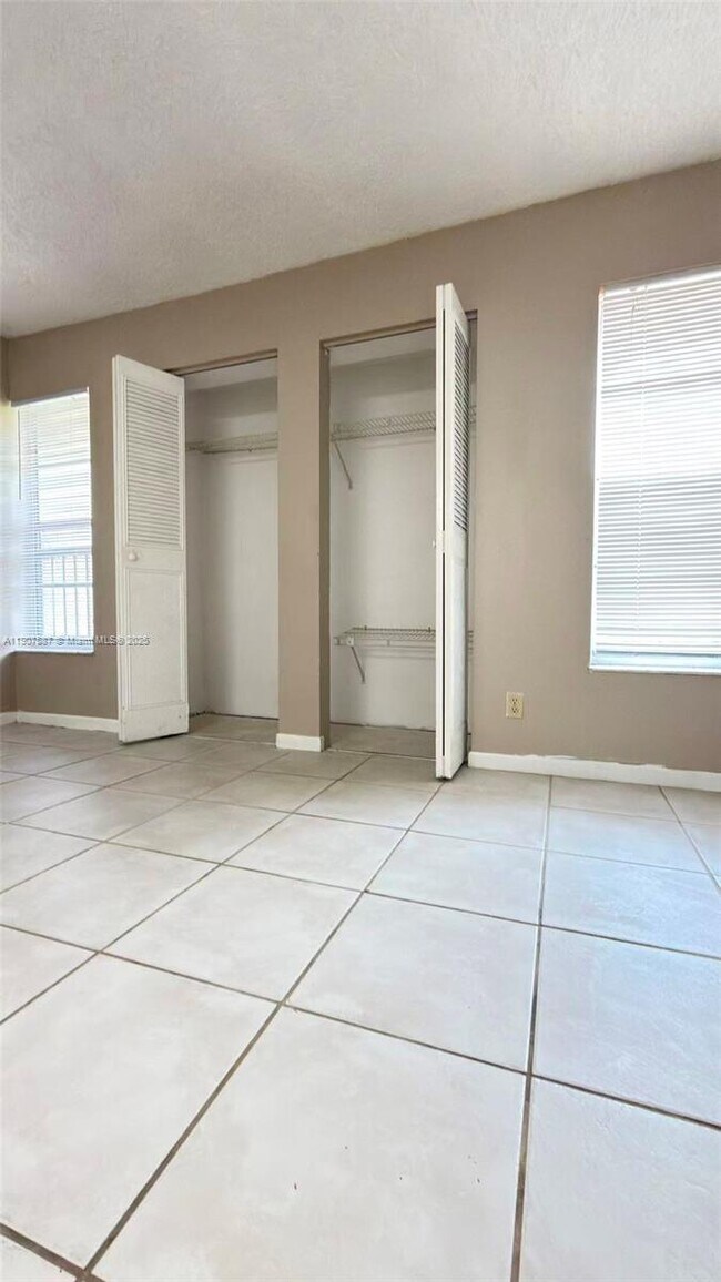 Building Photo - 10179 Twin Lakes Dr