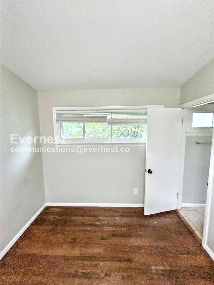 Building Photo - 1130 Trampe Ave