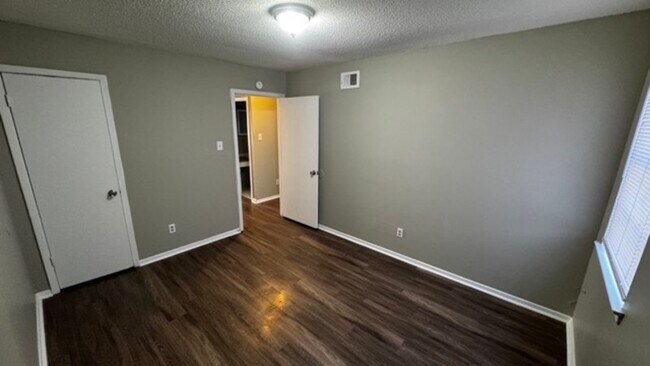 Building Photo - 3646 Rhea Ave