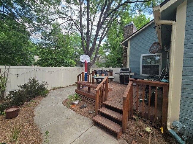 Building Photo - 3B/3B in The Shores with Finished Basement and 2 Car Garage!