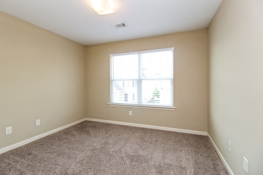 Building Photo - 41 Crescent Chase