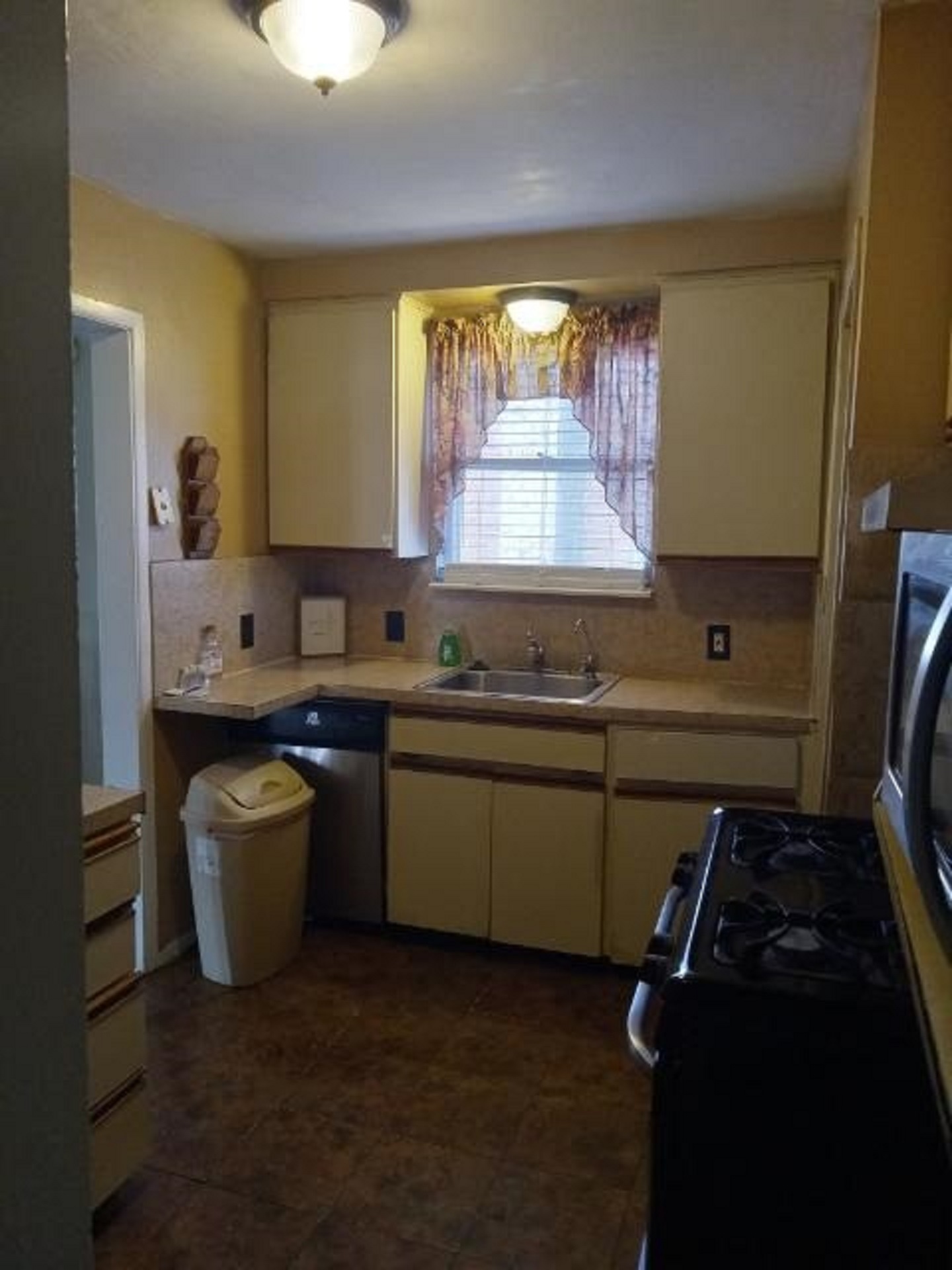 Fully Furnished Kitchen - 11742 Beaconsfield St