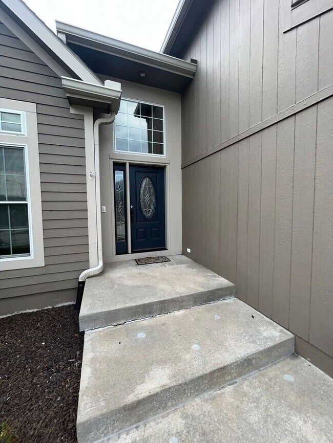 Building Photo - 5 Bedroom, 3 Bathroom California Split Sty...