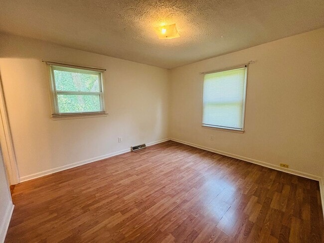 Building Photo - 306 Woodbine Dr