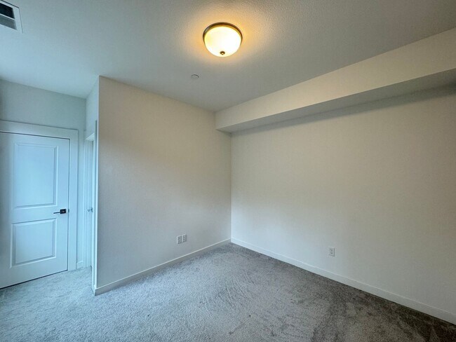 Building Photo - Luxury townhouse for rent