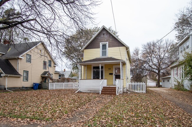 Building Photo - 912 9th St N