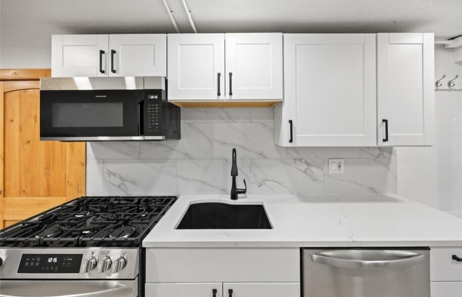 All new appliances, gas range, quartz countertopsq - 5014 W 36th Ave