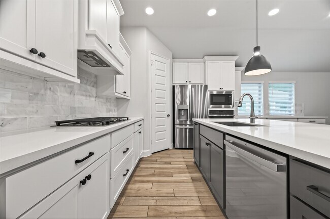 Building Photo - 302 Sky Top Dr