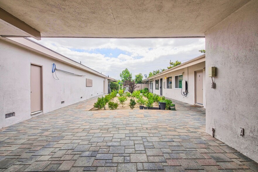 Building Photo - 147 S Magnolia Ave