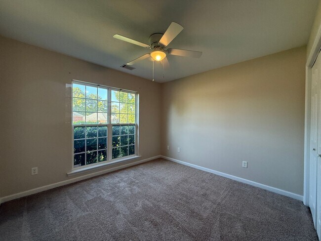 Building Photo - Spacious 3 BR/2BA Home + Formal Dining Roo...