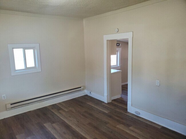Building Photo - 2 Bed/1 Bath Home!