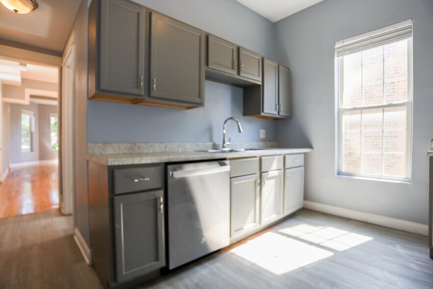 Building Photo - 3525 W Dickens Ave