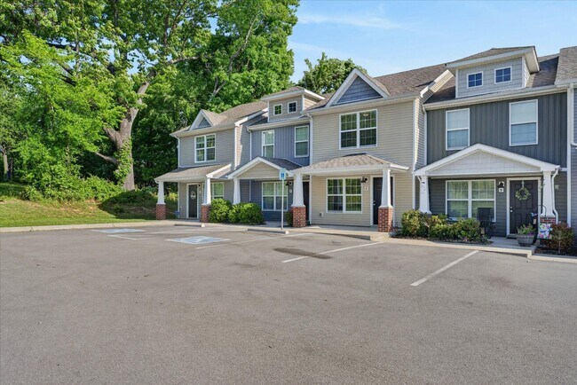 Building Photo - The Stowe Court Dog Friendly Condo for rent!