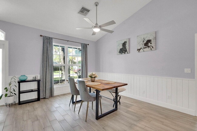 Building Photo - 1176 Staghorn St