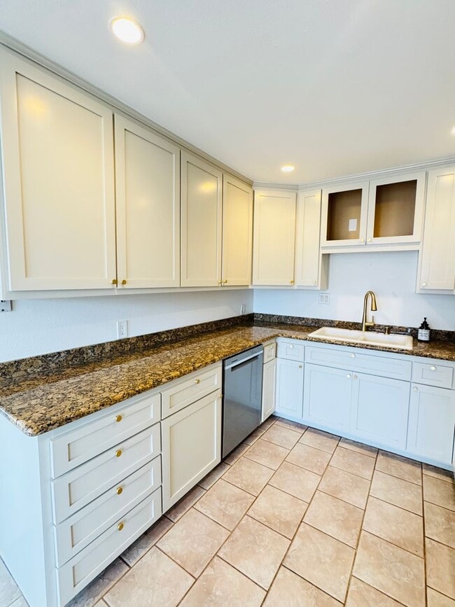 Building Photo - Newly Remodeled 3 bed 1 bath home!