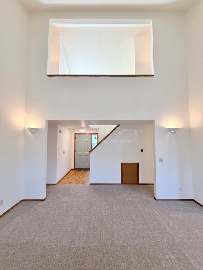 Building Photo - 719 SW Backcourt Pl