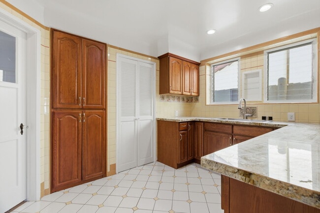 Building Photo - 307 S Doheny Dr