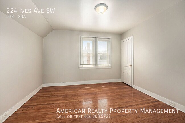 Building Photo - 224 Ives Ave SW