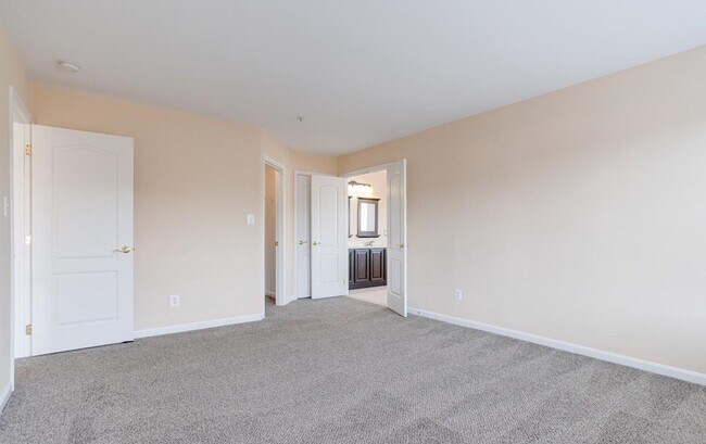 Building Photo - Charming Abingdon Townhome with Modern Upgrades!