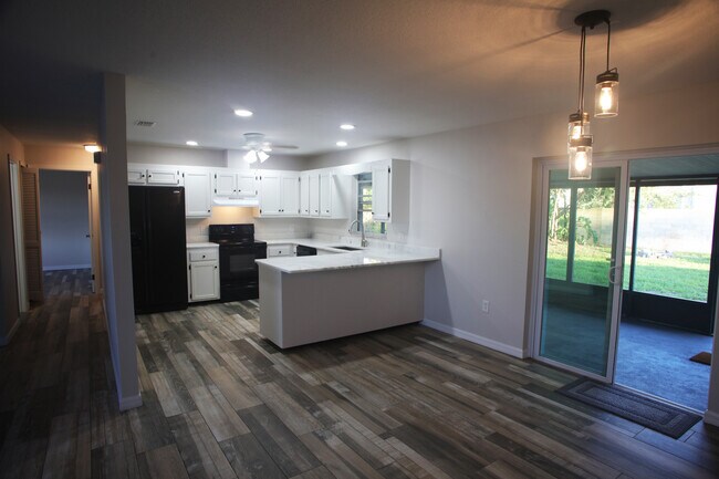 Building Photo - 1503 Spring Dr
