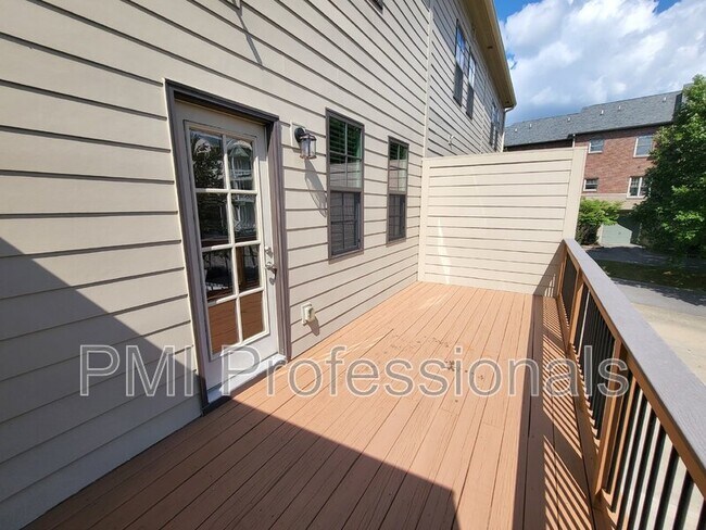 Building Photo - 3180 Parthenon Ave