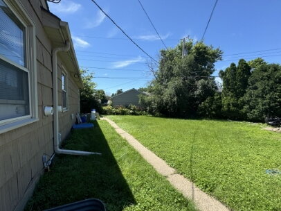 Building Photo - "Charming 2-Bed Gem with Hardwood Floors in Saint Paul's Vibrant South Side!"