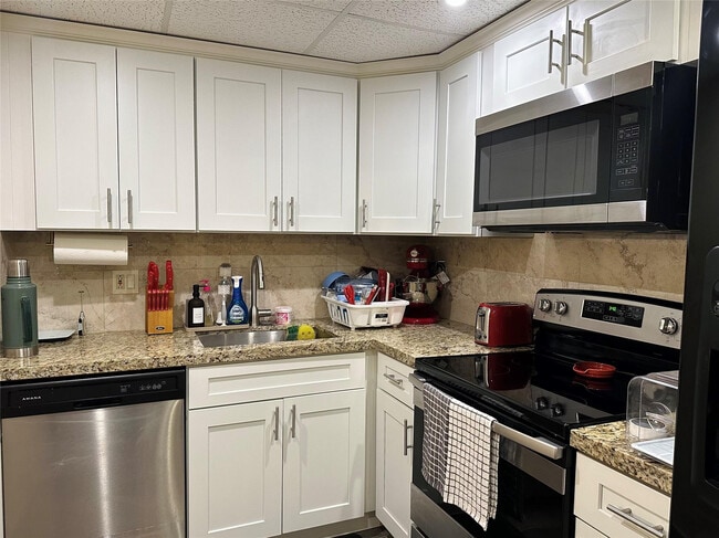 Building Photo - 4156 Inverrary Dr
