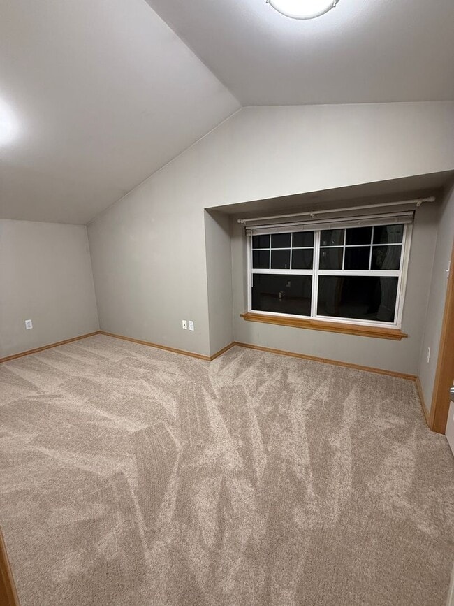 Building Photo - Updated 3 beds/ 2 bath townhome for rent!