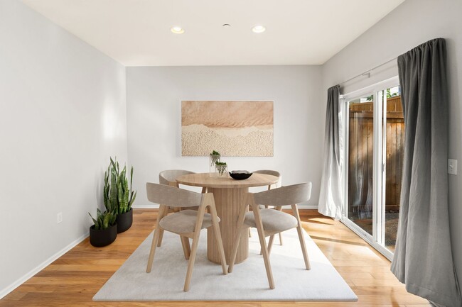 Building Photo - Spacious 3 bed Townhome