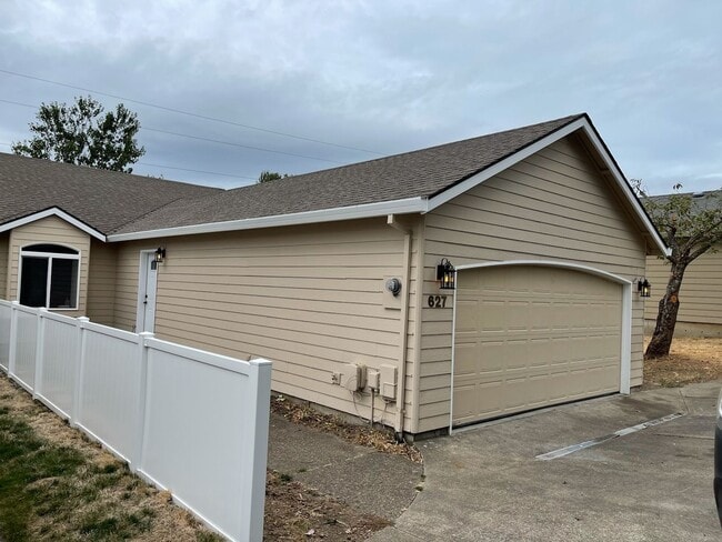 Primary Photo - 627 NW Meadows Dr