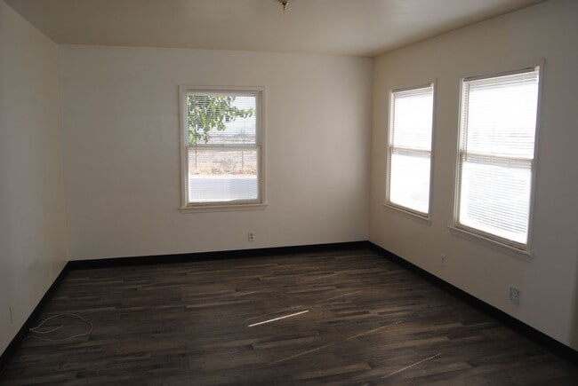 Building Photo - *Price Reduced* Two weeks of free rent during your third month of tenancy.