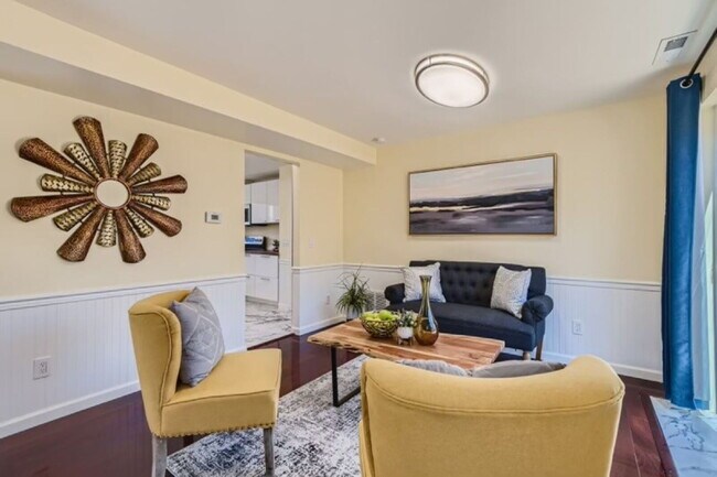 Building Photo - Beautiful single-family home. Available soon!!