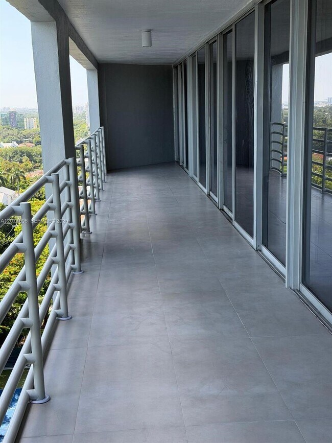 Building Photo - 2025 Brickell Ave
