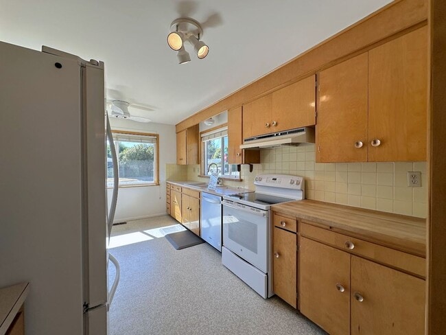 Building Photo - 2 bedroom - Retro Charmer in the Heart of ...