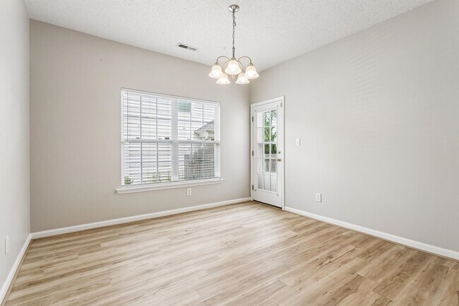 Building Photo - 3 BR 3 BA Townhouse