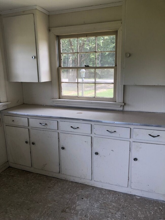 Building Photo - 2310 Red Oak Rd