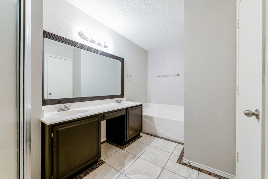 Building Photo - 6204 Tidewater Dr