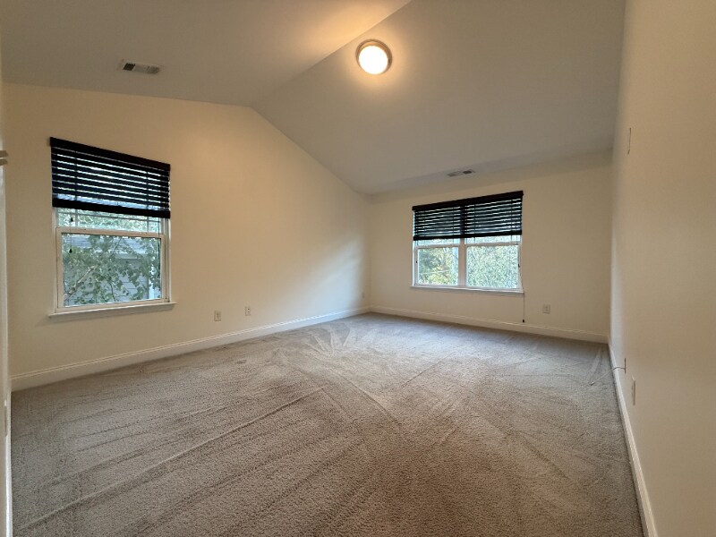 Building Photo - 1365 Memorial Dr SE