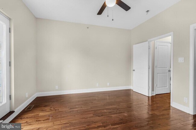 Building Photo - 2050 Frankford Ave