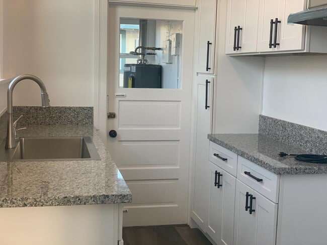 Building Photo - 1034 Hyperion Ave