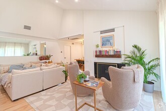 Building Photo - Beautifully remodeled top-floor 1b/1b cond...