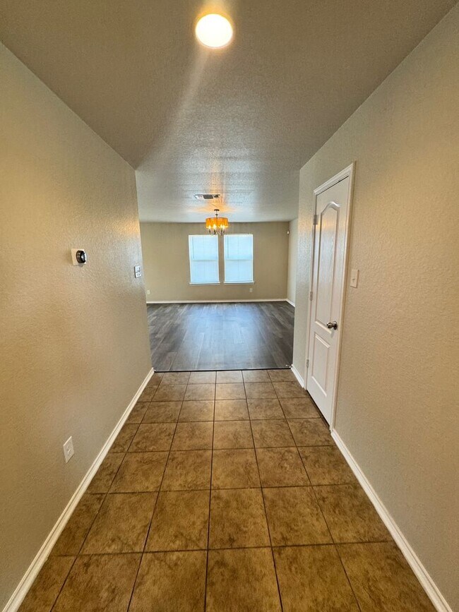 Building Photo - Ready for Move In! Spacious 4 bedroom 3 ba...