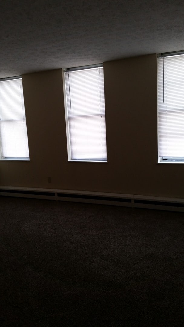 Building Photo - Large Town Home